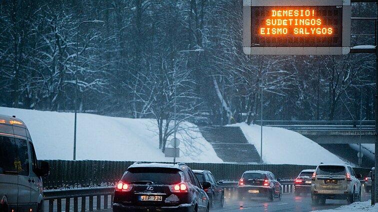 Kelininkai ragina atšaukti nebūtinas keliones: sunkios eismo sąlygos gali tęstis visą dieną