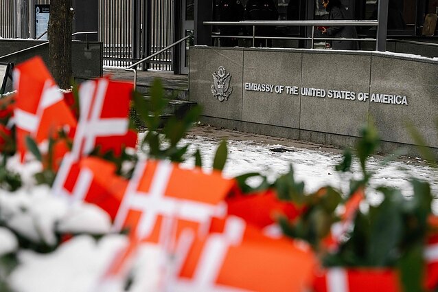 Danijos vėliavos prie JAV ambasados Danijos vėliavos prie JAV ambasados