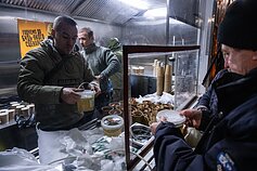 Kariai tiekia maistą Kyjive be elektros likusiems žmonėms Kariai tiekia maistą Kyjive be elektros likusiems žmonėms