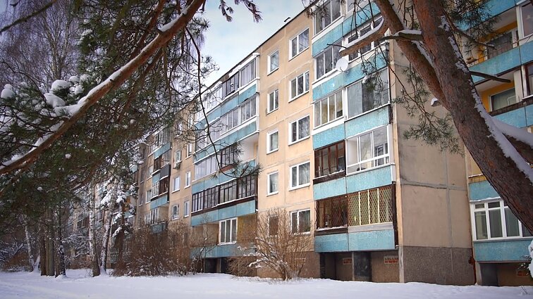 Vilniečiai nori renovuoti namą, bet savivaldybė pastojo kelią: pasigedo balkonų mozaikų