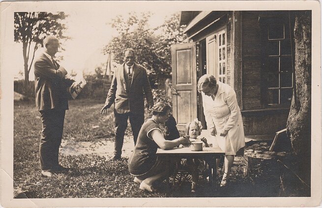 Balys Sruoga su artimaisiais 1928 m. vasarą