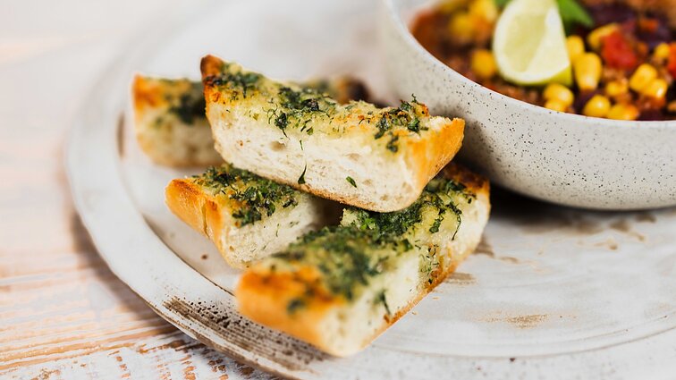 Visų sriubų draugė – česnakinė čiabata: greitas paruošimo būdas iš vos kelių ingredientų