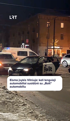 Eismo įvykis Vilniuje: keli lengvieji automobiliai susidūrė su „Bolt“ automobiliu