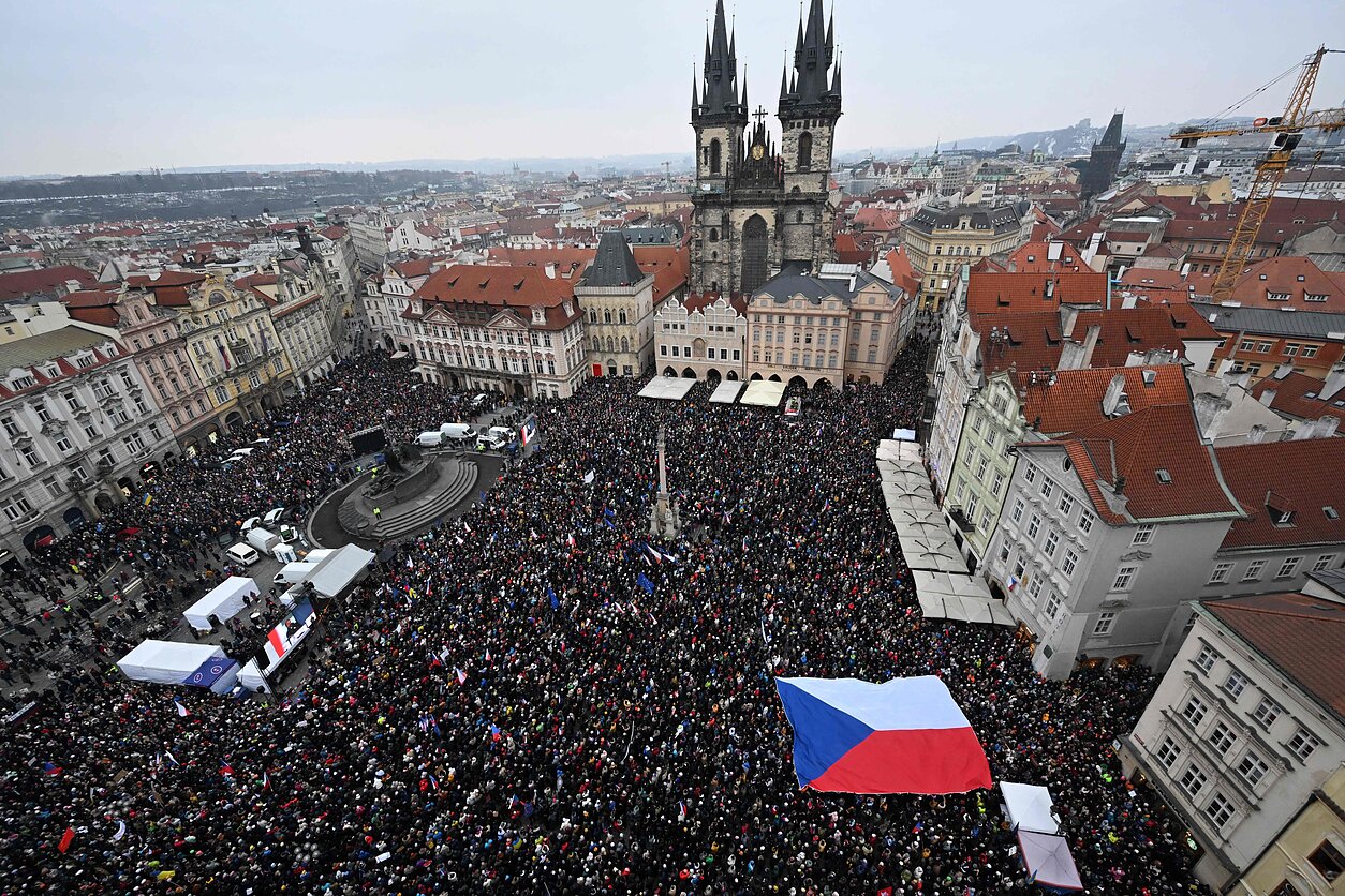 Čekijoje vyksta masiniai protestai, kuriais palaikoma prezidentas 
