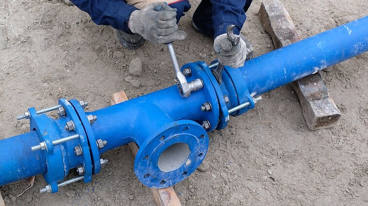 Spaudžiant šalčiui pagausėjo vandentiekio avarijų: užšąla ne tik įvadai, bet ir visa trasa