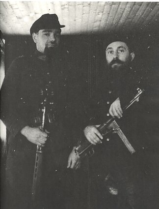 1949 m. deklaracijos signataras, Didžiosios Kovos apygardos B rinktinės štabo viršininkas Juozas Šibaila (dešinėje). Kairėje – rinktinės Spaudos ir švietimo skyriaus viršininkas Jonas Jūras‑Žilvinys (1947 m.). 1949 m. deklaracijos signataras, Didžiosios Kovos apygardos B rinktinės štabo viršininkas Juozas Šibaila (dešinėje). Kairėje – rinktinės Spaudos ir švietimo skyriaus viršininkas Jonas Jūras‑Žilvinys (1947 m.).