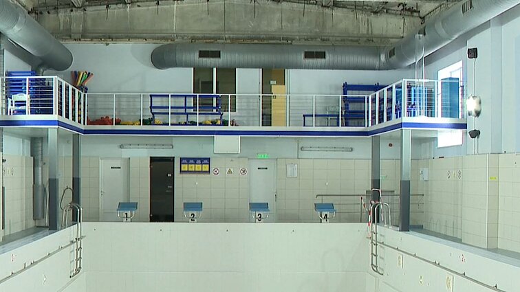 „Situacija ir juokinga, ir apmaudi“: Žiežmarių vaikai plaukti mokos neveikiančiame baseine