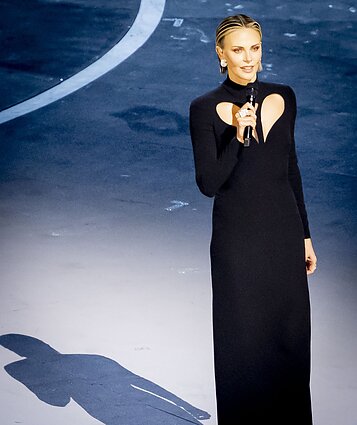 Charlize Theron taikos žinutė pasauliui 2026 m. Milano ir Kortinos žiemos olimpinių žaidynių atidarymo ceremonijoje Charlize Theron taikos žinutė pasauliui 2026 m. Milano ir Kortinos žiemos olimpinių žaidynių atidarymo ceremonijoje