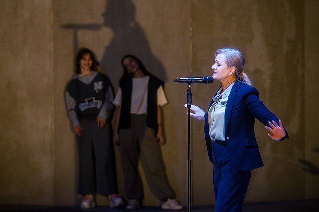 Jolanta Dapkūnaitė – Mama. „Dalykai, kurių neišdrįsau pasakyti, ir dabar jau per vėlu“, dramaturgė ir režisierė Kamilė Gudmonaitė, LNDT, 2023