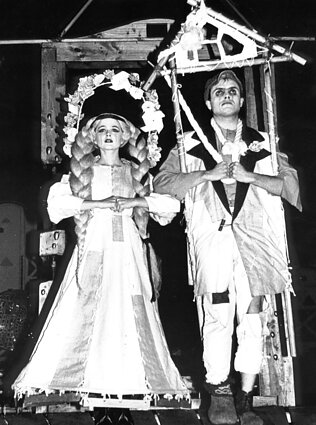 Jolanta Dapkūnaitė – Gabija, Valdas Pranulis – Titas. Felikso Bajoro opera pagal Rimanto Šavelio romaną ir libretą „Dievo avinėlis“, rež. Jonas Vaitkus, Lietuvos valstybinis akademinis (dabar – nacionalinis) dramos teatras, 1991