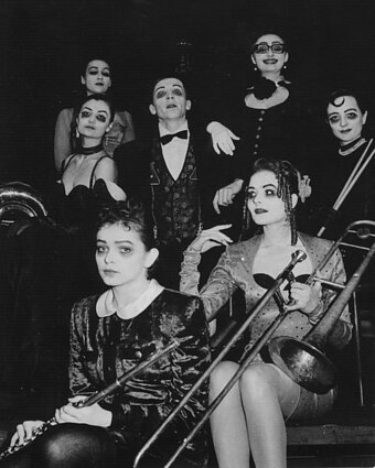 Jolanta Dapkūnaitė – Pamela (pirma iš dešinės). Jean Anouilh, „Orkestras“, rež. Arturas Valudskis, LVADT, 1991