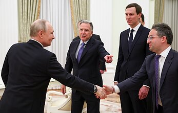 Vladimiras Putinas ir JAV pasiuntiniai Vladimiras Putinas ir JAV pasiuntiniai