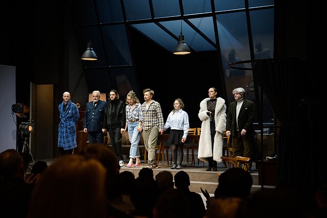 Scena iš spektaklio „Laukinė antis“. Sergejus Ivanovas, Valerijus Jevsejevas, Donatas Želvys, Aušra Pukelytė, Valentinas Novopolskis, Inga Juškevičiūtė, Aldona Bendoriūtė, Andrius Bialobžeskis Scena iš spektaklio „Laukinė antis“. Sergejus Ivanovas, Valerijus Jevsejevas, Donatas Želvys, Aušra Pukelytė, Valentinas Novopolskis, Inga Juškevičiūtė, Aldona Bendoriūtė, Andrius Bialobžeskis