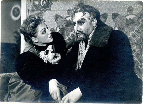 Monika Mironaitė – Nora, Juozas Rudzinskas – Krogstadas. Vilniaus miesto teatras. Premjera 1942 m. Monika Mironaitė – Nora, Juozas Rudzinskas – Krogstadas. Vilniaus miesto teatras. Premjera 1942 m.