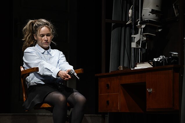 Scena iš spektaklio „Laukinė antis“. Inga Juškevičiūtė Scena iš spektaklio „Laukinė antis“. Inga Juškevičiūtė