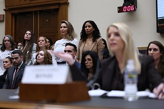 J. Epsteino aukos atvyko stebėti Pam Bondi liudijimą