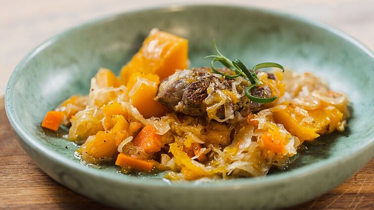 Sočiai žiemos vakarienei – jautienos kulninė su raugintais kopūstais obuolių sultyse