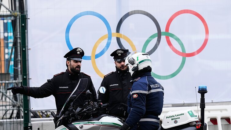 Planas stebėti ledo ritulį – neišdegė: žaidynėse sulaikytas 16 metų ieškotas nusikaltėlis