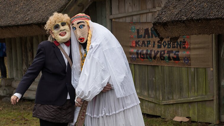 „Šalčius ir tamsybes išvarysim“: šv. Valentino proga Užgavėnių tema Rumšiškėse – jaunikiai