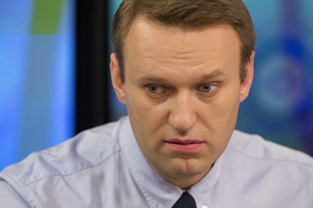 A. Navalnas, aršus prezidento Vladimiro Putino kritikas, mirė Rusijos kalėjime paslaptingomis aplinkybėmis 2024 metų vasario 16 dieną, atlikdamas 19 metų laisvės atėmimo bausmę. A. Navalnas, aršus prezidento Vladimiro Putino kritikas, mirė Rusijos kalėjime paslaptingomis aplinkybėmis 2024 metų vasario 16 dieną, atlikdamas 19 metų laisvės atėmimo bausmę.