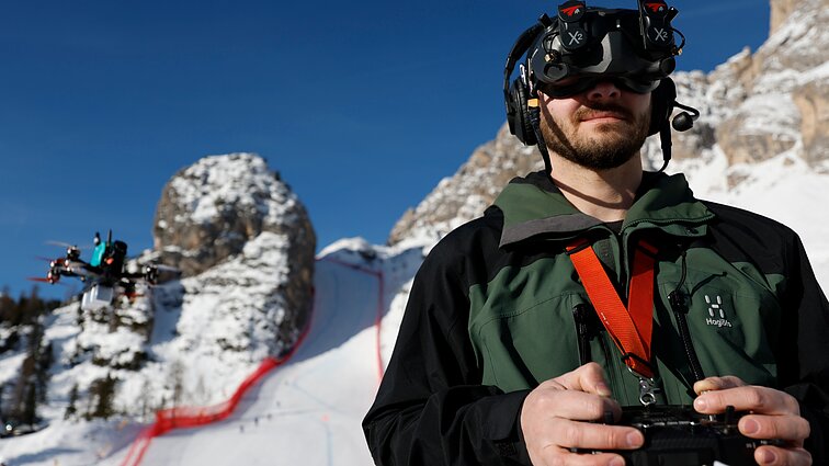 „Skrendame tokiu pačiu greičiu kaip sportininkai“: specialiai žaidynėms sukurtas dronas