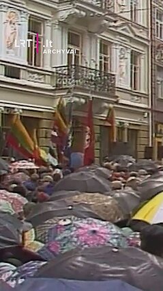 Su Lietuvos valstybės atkūrimo diena! 1998 m. reportažas