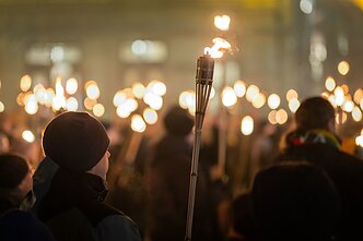 Keli šimtai žmonių Vilniuje dalyvavo eisenoje su deglais Keli šimtai žmonių Vilniuje dalyvavo eisenoje su deglais
