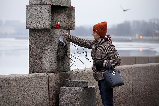 Женщина в Санкт-Петербурге у Мемориала политическим заключенным после смерти А. Навального