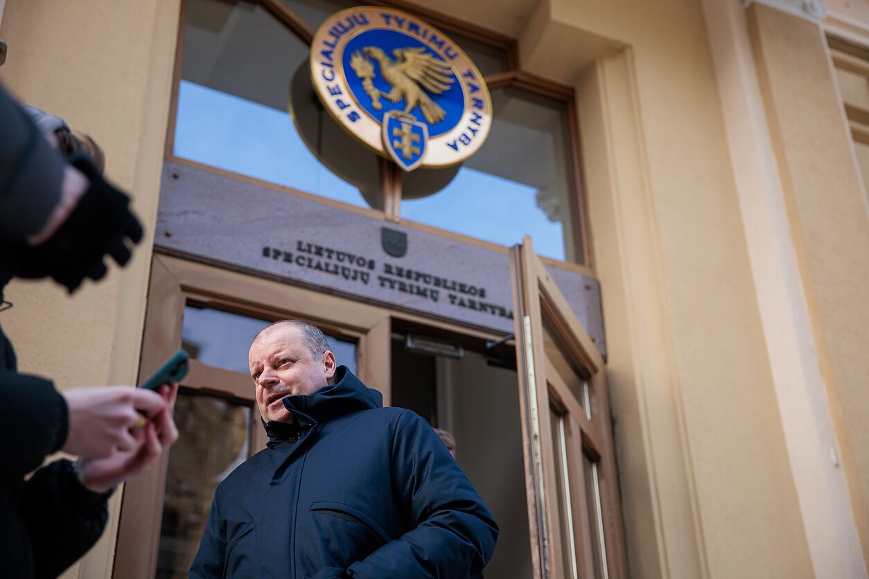 Saulius Skvernelis in front of the Special Investigation Service building