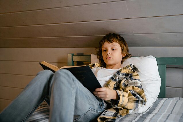 Vaikas skaito