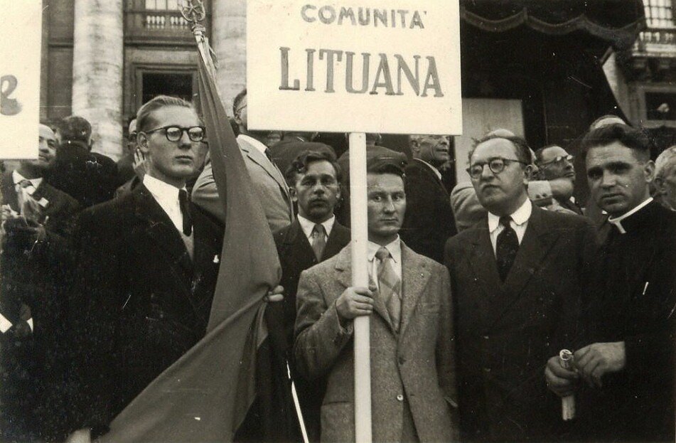 1954 m. minėjimas Romoje, V. Mincevičius pirmas iš dešinės 