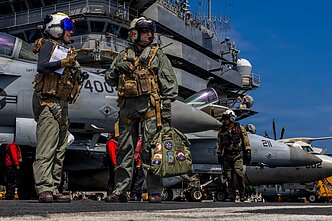 JAV kariai lėktuvnešyje „USS Abraham Lincoln“ JAV kariai lėktuvnešyje „USS Abraham Lincoln“