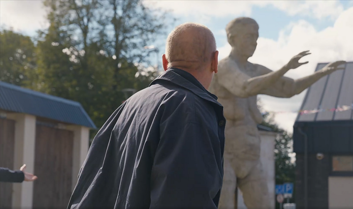 Šarūnas Sauka prie Mykolo Saukos skulptūros „Liudytoja“