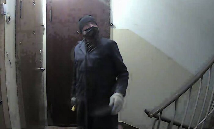 Policija praneša sulaikiusi Kaune naktimis gyventojus gąsdinusį ir durų rankenas klibinusį vyrą. Policija praneša sulaikiusi Kaune naktimis gyventojus gąsdinusį ir durų rankenas klibinusį vyrą.