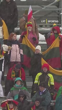 Šėlstančiose biatlono varžybų tribūnose buvo galima išvysti ne vieną Lietuvos vėliavą
