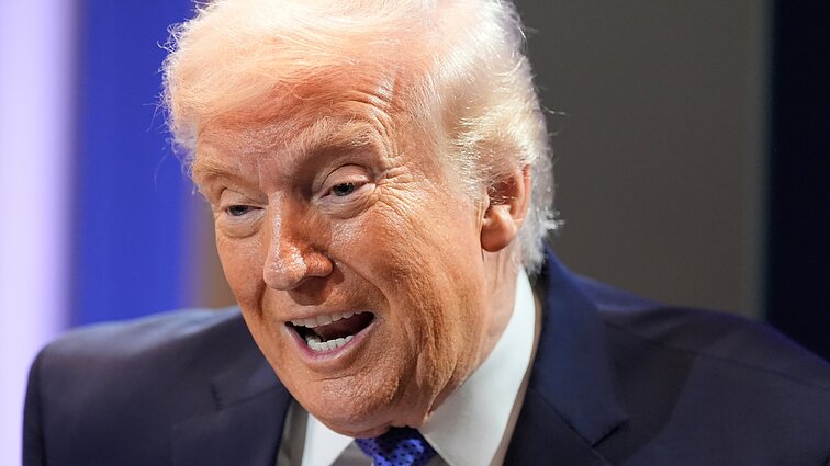 Teismui pripažinus Trumpo muitus neteisėtais, šis svaidosi rimtais kaltinimais teisėjams