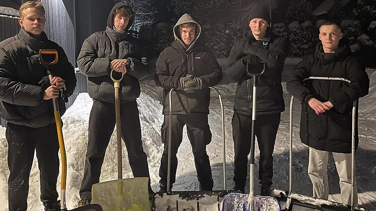 Per atostogas palangiškiams sniegą kasantys draugai: puiki nemokama sporto salė