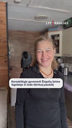 Iš lizdo iškritusį paukštį namie auginanti Vitalija: jis mums kaip vaikas