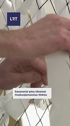 Savanoriai pina maskuojamuosius tinklus Ukrainai
