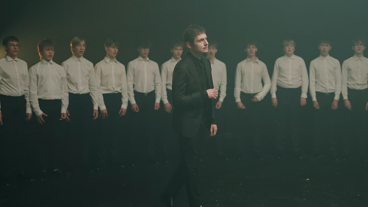 Kadras iš „Colours of Bubbles“ ir choro „Dagilėlis“ vaizdo klipo