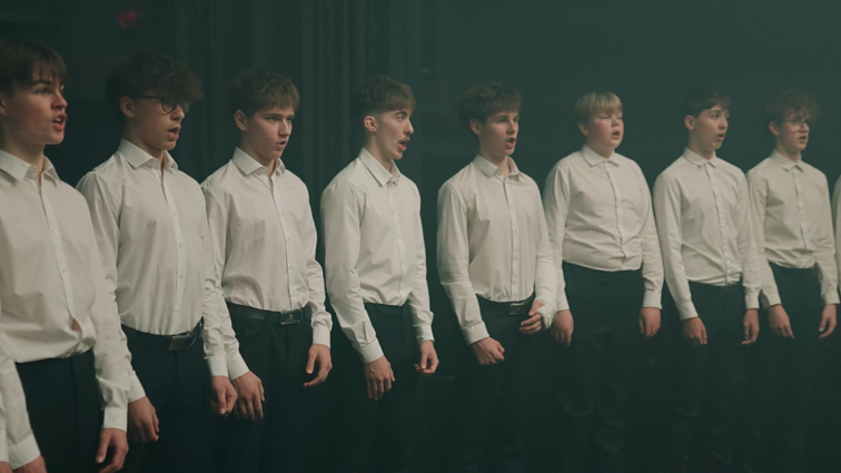 Kadras iš „Colours of Bubbles“ ir choro „Dagilėlis“ vaizdo klipo