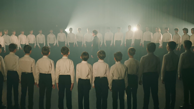 Kadras iš „Colours of Bubbles“ ir choro „Dagilėlis“ vaizdo klipo