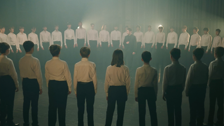 Kadras iš „Colours of Bubbles“ ir choro „Dagilėlis“ vaizdo klipo