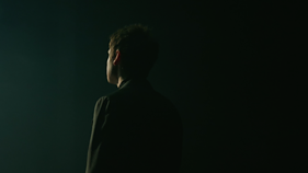 Kadras iš „Colours of Bubbles“ ir choro „Dagilėlis“ vaizdo klipo