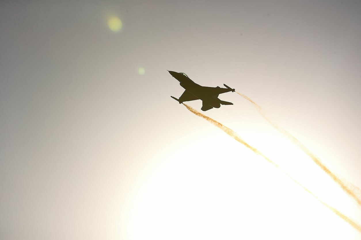 Naikintuvas F-16. Asociatyvi Naikintuvas F-16. Asociatyvi