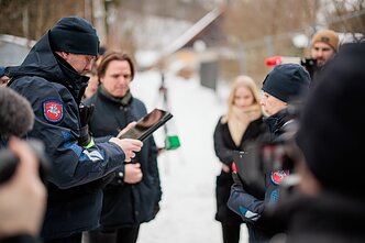 Nugriauta tvora prie Gitano Nausėdos namo. Statybos inspektoriai atvyko atlikti patikrinimo dėl tvoros