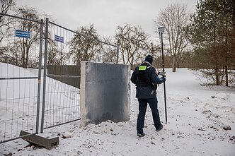 Nugriauta tvora prie Gitano Nausėdos namo. Statybos inspektoriai atvyko atlikti patikrinimo dėl tvoros Nugriauta tvora prie Gitano Nausėdos namo. Statybos inspektoriai atvyko atlikti patikrinimo dėl tvoros