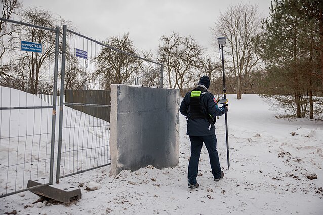 Nugriauta tvora prie Gitano Nausėdos namo. Statybos inspektoriai atvyko atlikti patikrinimo dėl tvoros Nugriauta tvora prie Gitano Nausėdos namo. Statybos inspektoriai atvyko atlikti patikrinimo dėl tvoros