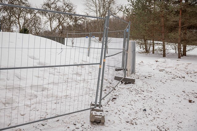 Nugriauta tvora prie Gitano Nausėdos namo. Statybos inspektoriai atvyko atlikti patikrinimo dėl tvoros Nugriauta tvora prie Gitano Nausėdos namo. Statybos inspektoriai atvyko atlikti patikrinimo dėl tvoros