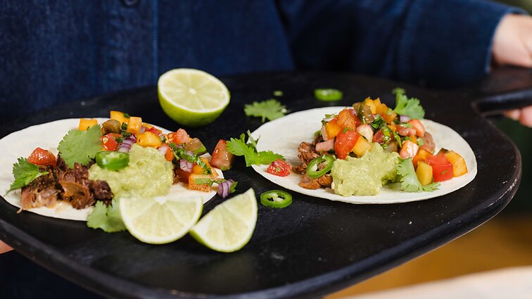 „Tiesiog tirpsta burnoje“: minkštutės jautienos takų su persimonų salsa receptas